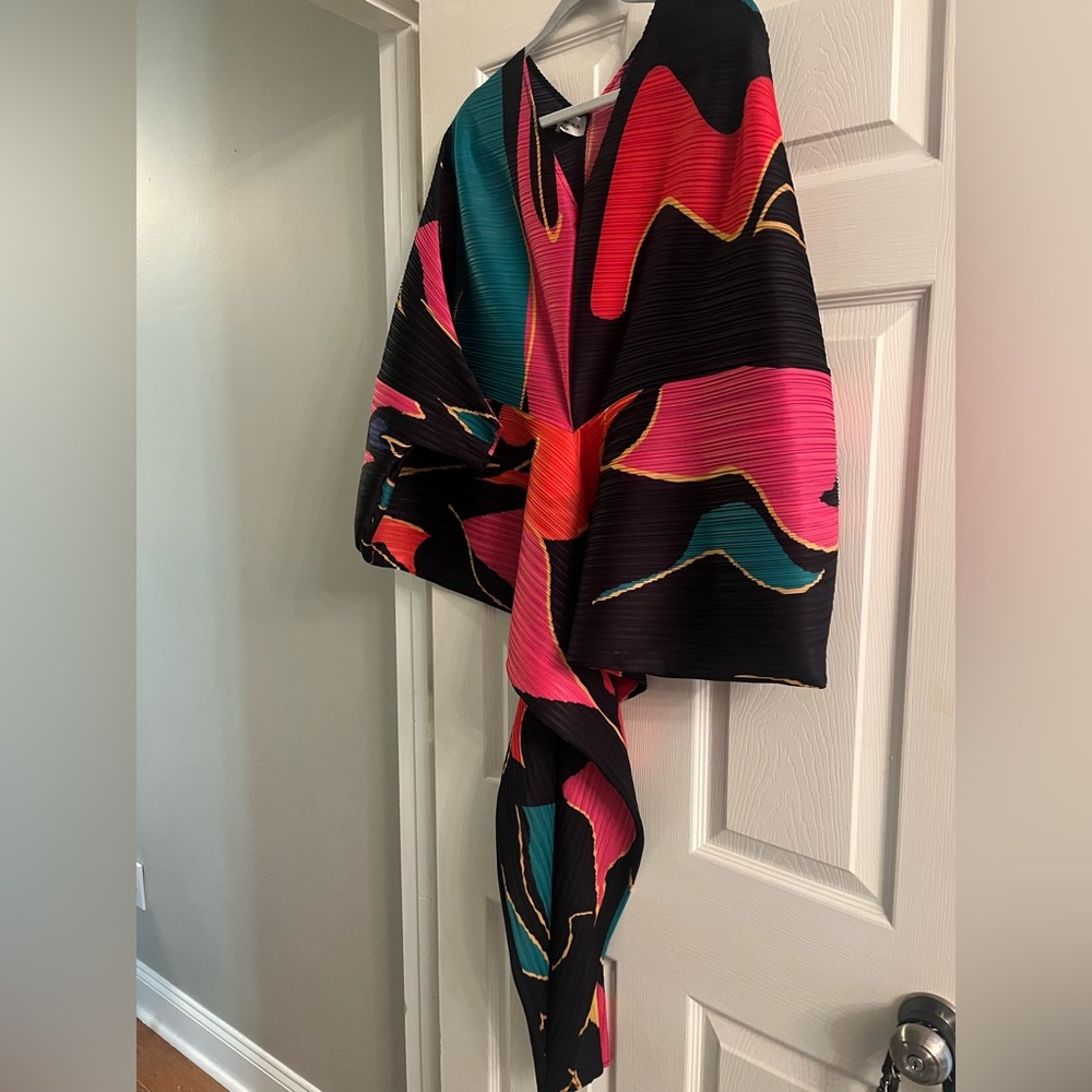 Worn 1 time -30 min photoshoot. Medium but can fit up to XL. Stretch & can belt